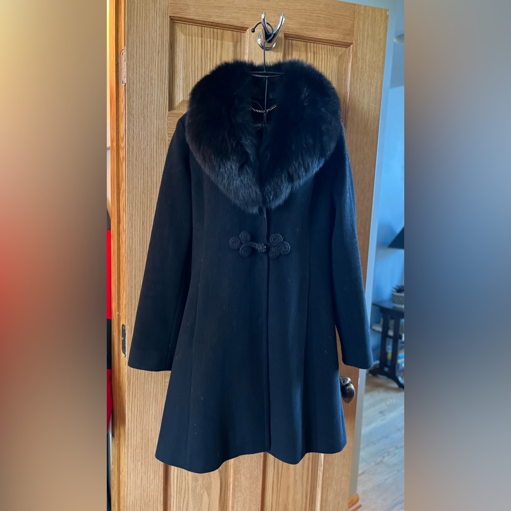 Fox fur detachable collar.